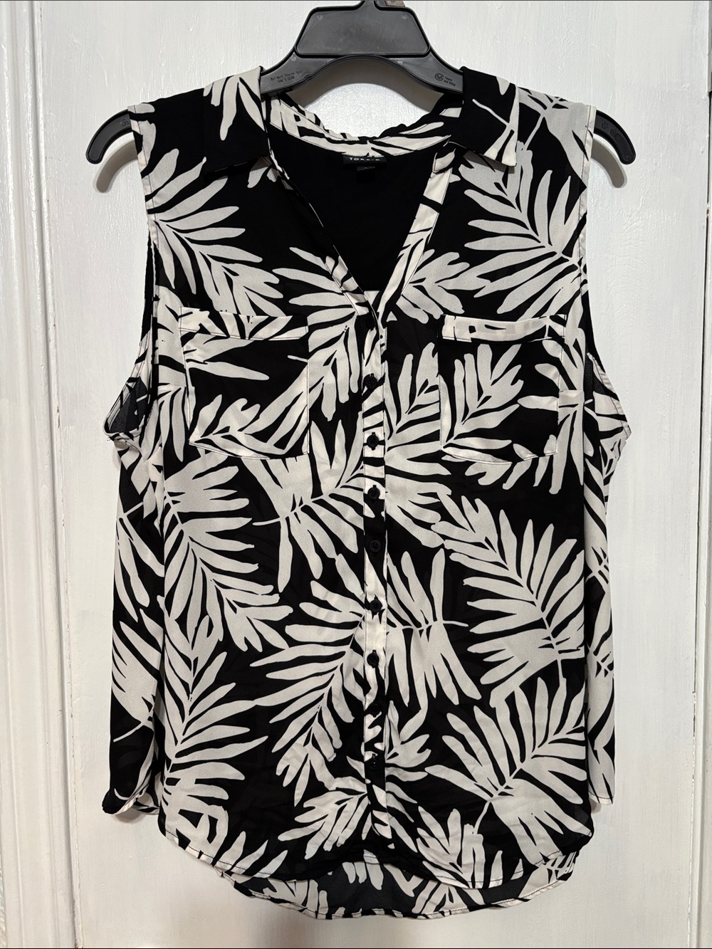 Torrid Black & White Palm Leaf Sleeveless Button-Down Top